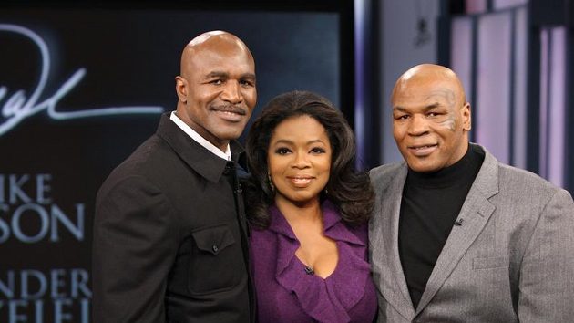 Evander Holyfield (vlevo) a Mike Tyson ve společnosti moderátorky Oprah Winfreyové Evander Holyfield (vlevo) a Mike Tyson ve společnosti moderátorky Oprah Winfreyové