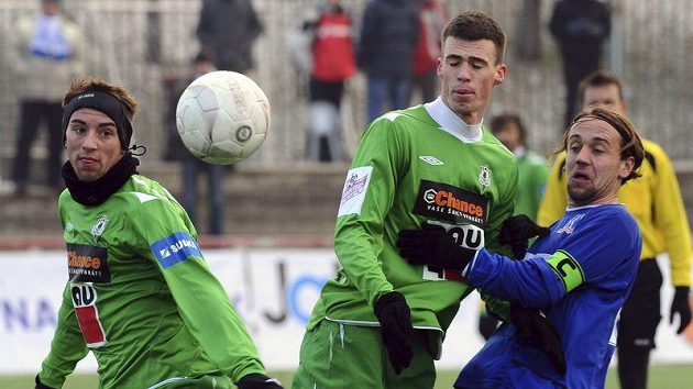 Zleva fotbalisté Jablonce Tomáš Jablonský a Milan Vukovič a Mario Lamešič z Ústí při nedělním souboji v pražském Edenu. Zleva fotbalisté Jablonce Tomáš Jablonský a Milan Vukovič a Mario Lamešič z Ústí při nedělním souboji v pražském Edenu.