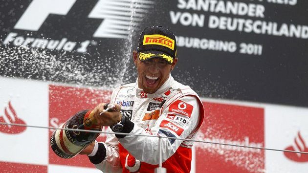 Lewis Hamilton takhle slavil v Německu. Chce přidat další triumfy. Lewis Hamilton takhle slavil v Německu. Chce přidat další triumfy.