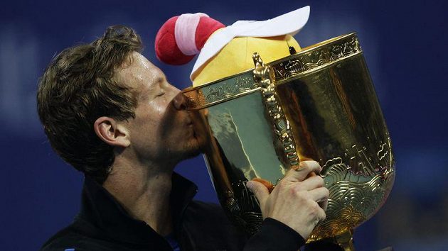 Tomáš Berdych s pohárem, který v Peklingu mohl získat jen vítěz. Tomáš Berdych s pohárem, který v Peklingu mohl získat jen vítěz.