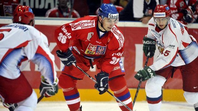 Český hokejový reprezentant Jan Bulis v utkání proti Rusku Český hokejový reprezentant Jan Bulis v utkání proti Rusku