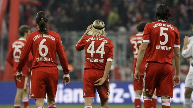 Fotbalisté Bayernu Mnichov smutně odcházejí do kabin Fotbalisté Bayernu Mnichov smutně odcházejí do kabin
