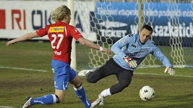 František Rajtoral z Plzně (vlevo) v šanci před brankou Miroslava Filipka ze Slovácka. František Rajtoral z Plzně (vlevo) v šanci před brankou Miroslava Filipka ze Slovácka.