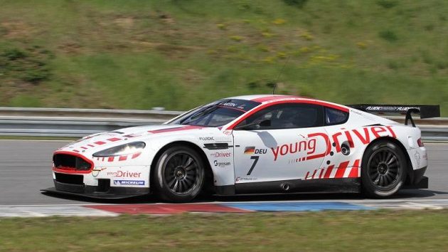 Vůz Aston Martin, s nímž Tomáš Enge nastupuje v mistrovství světa GT1. Vůz Aston Martin, s nímž Tomáš Enge nastupuje v mistrovství světa GT1.