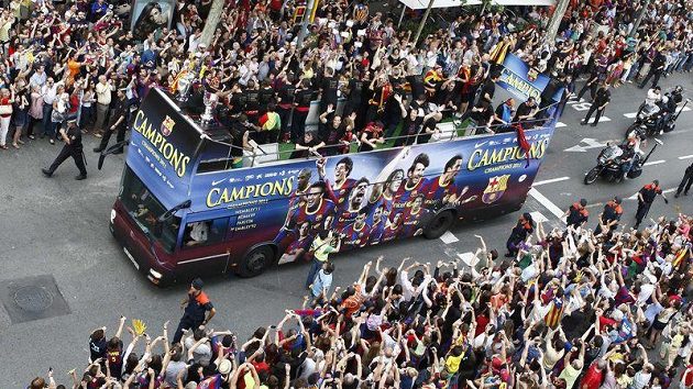 Triumfální jízda fotbalistů Barcelony ulicemi města. Teď má přijít čas splácení dluhů. Triumfální jízda fotbalistů Barcelony ulicemi města. Teď má přijít čas splácení dluhů.
