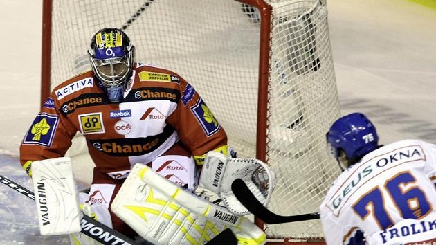 Kladenský Martin Frolík se snaží překonat slávistického brankáře Zdeňka Orcta. Kladenský Martin Frolík se snaží překonat slávistického brankáře Zdeňka Orcta.