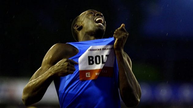 Usain Bolt v cíli trati na 300 metrů na mítinku Zlatá tretra. Usain Bolt v cíli trati na 300 metrů na mítinku Zlatá tretra.