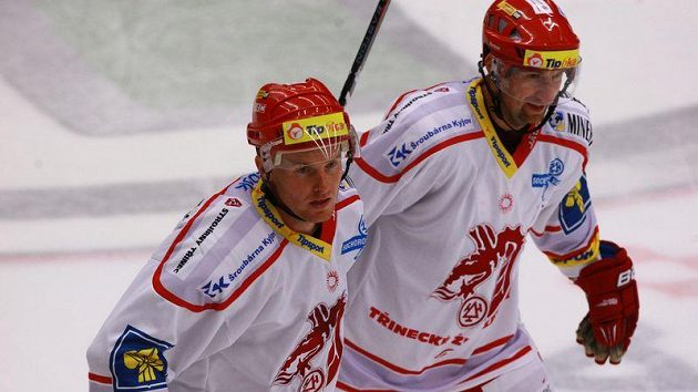 Hokejisté Třince Martin Adamský (vlevo) a Jan Peterek na archivním snímku. Hokejisté Třince Martin Adamský (vlevo) a Jan Peterek na archivním snímku.