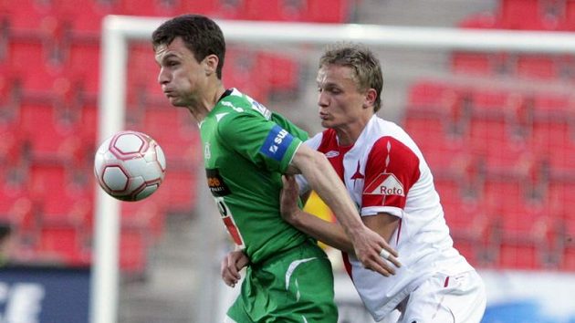 Petr Trapp (vpravo) v souboji s jabloneckým Davidem Lafatou. Petr Trapp (vpravo) v souboji s jabloneckým Davidem Lafatou.