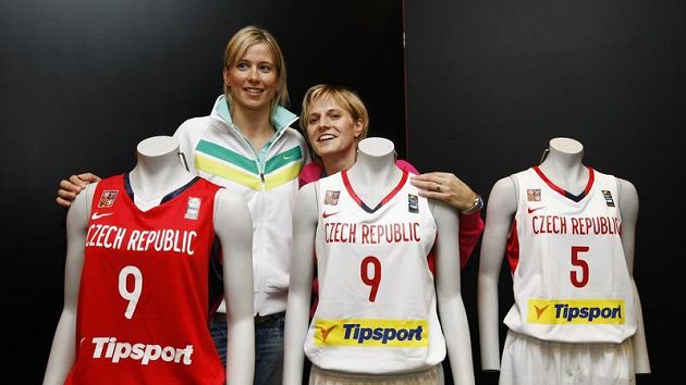 České basketbalistky Hana Horáková (vpravo) a Ivana Večeřová s novými dresy národního týmu České basketbalistky Hana Horáková (vpravo) a Ivana Večeřová s novými dresy národního týmu