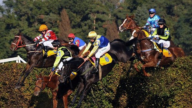 Velký Taxisův příkop během 120. ročníku Velké pardubické steeplechase. Velký Taxisův příkop během 120. ročníku Velké pardubické steeplechase.