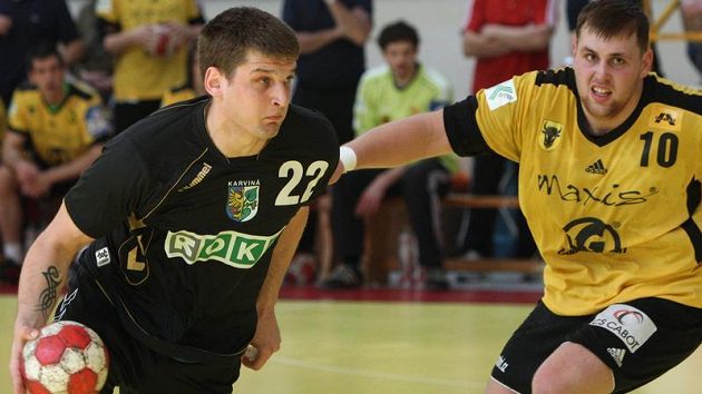 Radka Kružíka z Karviné (vlevo) brání Marek Třeštík ze Zubří. Radka Kružíka z Karviné (vlevo) brání Marek Třeštík ze Zubří.