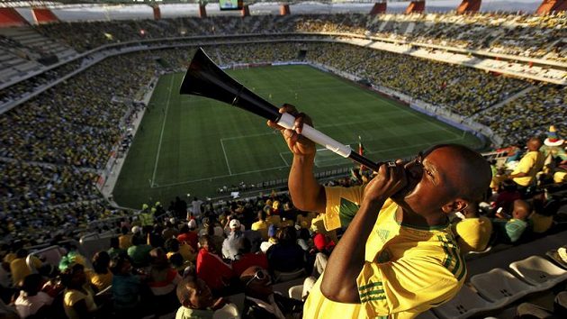 Nenáviděná trubka vuvuzela v rukou jihoafrického fanouška na MS. Nenáviděná trubka vuvuzela v rukou jihoafrického fanouška na MS.