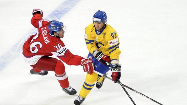 Petr Čáslava (vlevo) se snaží zastavit Michaela Nylandera Petr Čáslava (vlevo) se snaží zastavit Michaela Nylandera