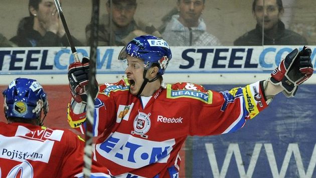 Pardubický Jan Buchtele (vpravo) oslavuje vyrovnávací gól ve třetím finálovém utkání na ledě Vítkovic. Pardubický Jan Buchtele (vpravo) oslavuje vyrovnávací gól ve třetím finálovém utkání na ledě Vítkovic.