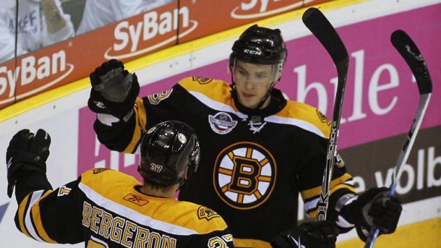 Jordan Caron (vpravo) se raduje se svým spoluhráčem Patrice Bergeronem po brance, kterou Boston vstřelil Liberci. Jordan Caron (vpravo) se raduje se svým spoluhráčem Patrice Bergeronem po brance, kterou Boston vstřelil Liberci.