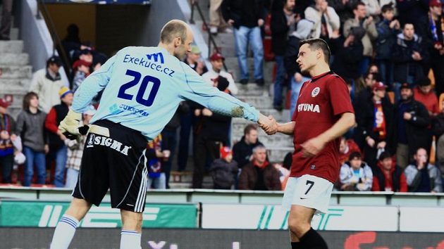 Sparťan Libor Sionko se zdraví s olomouckým brankářem Tomášem Lovásikem, jemuž dal dva góly. Sparťan Libor Sionko se zdraví s olomouckým brankářem Tomášem Lovásikem, jemuž dal dva góly.