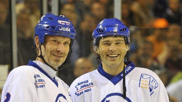 Petr Kasík (vlevo) a Jaromír Jágr před zápasem na oslavu šedesátin Milana Nového. Petr Kasík (vlevo) a Jaromír Jágr před zápasem na oslavu šedesátin Milana Nového.
