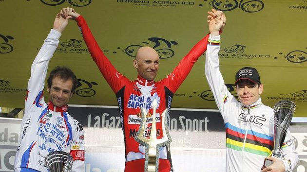Vítězný Ital Stefano Garzelli mezi druhým Michelem Scarponim (vlevo) a třetím Cadelem Evansem Vítězný Ital Stefano Garzelli mezi druhým Michelem Scarponim (vlevo) a třetím Cadelem Evansem