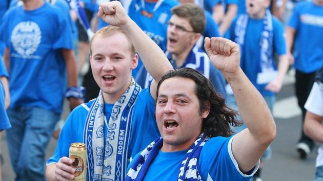 Řada fanoušků Poznaně se na stadión nedostane. Řada fanoušků Poznaně se na stadión nedostane.