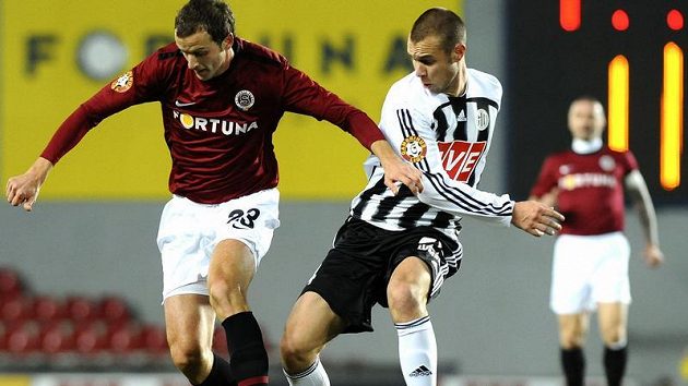 Fotbalista Denis Kovba ze Sparty (vlevo) a Tomáš Stráský z Českých Budějovic v odvetném utkání 4. kola fotbalového Ondrášovka Cupu Fotbalista Denis Kovba ze Sparty (vlevo) a Tomáš Stráský z Českých Budějovic v odvetném utkání 4. kola fotbalového Ondrášovka Cupu