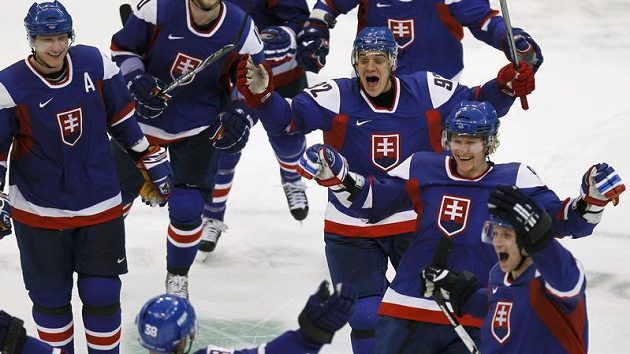 Hokejisté Slovenska se radují z vítězství nad Ruskem na OH ve Vancouveru Hokejisté Slovenska se radují z vítězství nad Ruskem na OH ve Vancouveru