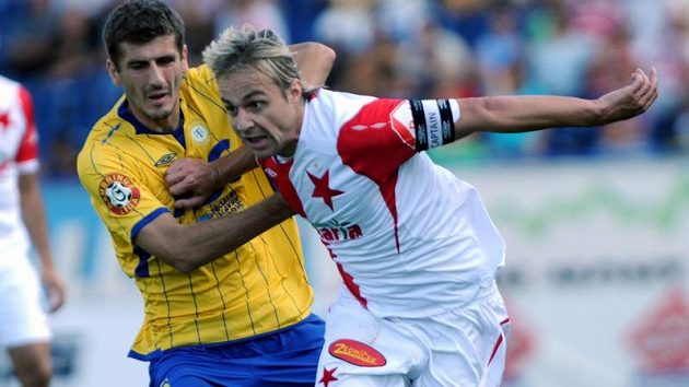 Slávistický Jaroslav Černý (vpravo) uniká Admiru Ljevakovičovi z Teplic. Slávistický Jaroslav Černý (vpravo) uniká Admiru Ljevakovičovi z Teplic.