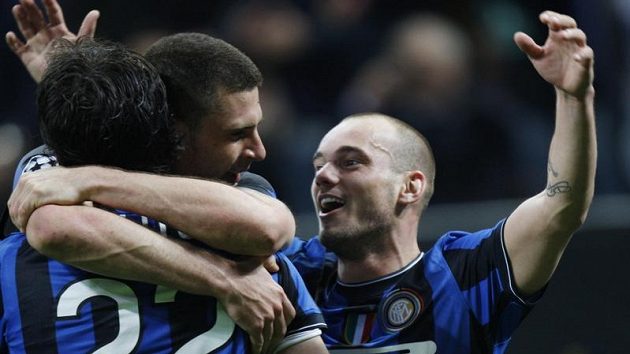 Diego Milito (s číslem 22) slaví trefu do sítě Barcelony v objetí s Mottou. Vpravo další hráč Interu Milán Sneijder. Diego Milito (s číslem 22) slaví trefu do sítě Barcelony v objetí s Mottou. Vpravo další hráč Interu Milán Sneijder.