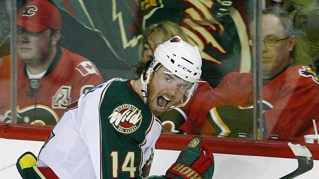 Martin Havlát z Minnesoty oslavuje branku. Martin Havlát z Minnesoty oslavuje branku.
