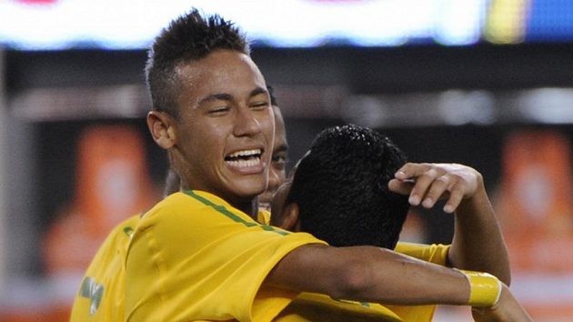 Brazilský talent Neymar (vlevo) oslavuje svůj premiérový reprezentační gól v přátelském utkání proti USA. Brazilský talent Neymar (vlevo) oslavuje svůj premiérový reprezentační gól v přátelském utkání proti USA.