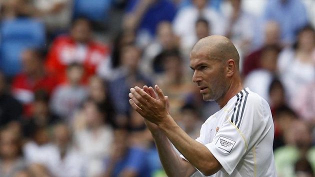 Zinedine Zidane (vlevo) v dresu Realu Madrid. Zinedine Zidane (vlevo) v dresu Realu Madrid.