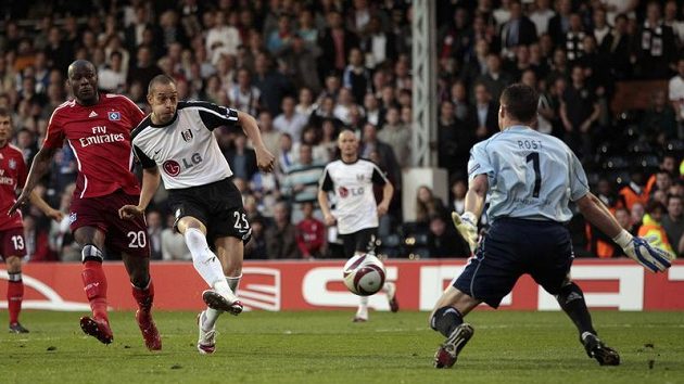 Bobby Zamora z Fulhamu (uprostřed) prostřeluje gólmana Hamburku Franka Rosta v odvetě semifinále Evropské ligy. Bobby Zamora z Fulhamu (uprostřed) prostřeluje gólmana Hamburku Franka Rosta v odvetě semifinále Evropské ligy.