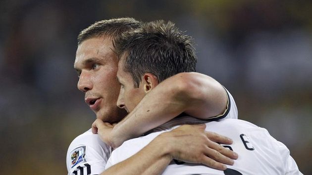 Lukas Podolski (vlevo) v dresu německé reprezentace Lukas Podolski (vlevo) v dresu německé reprezentace