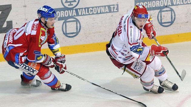 Zleva Robert Kousal z Pardubic a třinecký Tomáš Pospíšil Zleva Robert Kousal z Pardubic a třinecký Tomáš Pospíšil