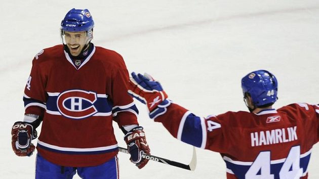 Tomáš Plekanec z Montrealu (vlevo) se raduje se svým spoluhráčem Romanem Hamrlíkem z branky. Tomáš Plekanec z Montrealu (vlevo) se raduje se svým spoluhráčem Romanem Hamrlíkem z branky.