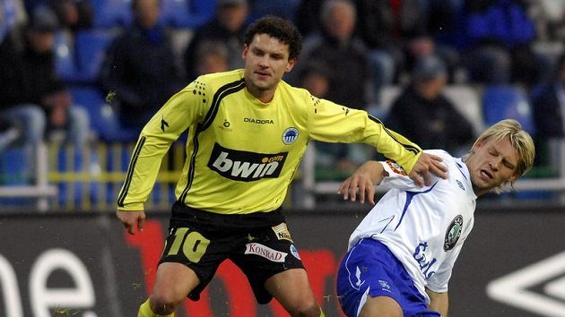 Ivan Hodúr z FC Slovan Liberec (vlevo) a domácí hráč z Mladé Boleslavi Jan Rajnoch v utkání 10. kola první fotbalové ligy Ivan Hodúr z FC Slovan Liberec (vlevo) a domácí hráč z Mladé Boleslavi Jan Rajnoch v utkání 10. kola první fotbalové ligy