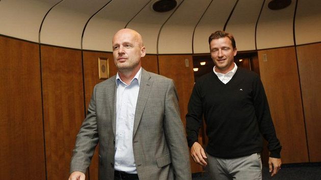 Michal Bílek (vlevo) a Vladimír Šmicer vyrážejí do Polska. Michal Bílek (vlevo) a Vladimír Šmicer vyrážejí do Polska.