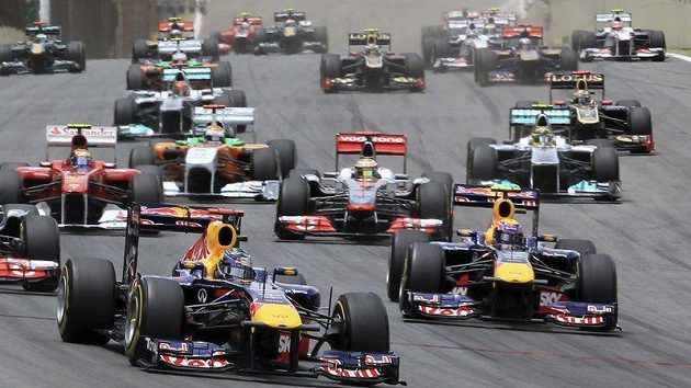 Mark Webber (vpravo) s týmovým kolegou z Red Bullu Sebastianem Vettelem v čele Velké ceny Brazílie Mark Webber (vpravo) s týmovým kolegou z Red Bullu Sebastianem Vettelem v čele Velké ceny Brazílie