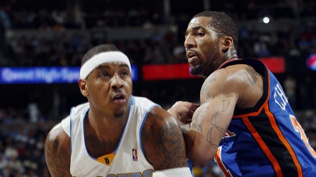 Carmelo Anthony z Denveru (vlevo) se chystá vystřelit i přes dotírajícího Wilsona Chandlera z New Yorku. Carmelo Anthony z Denveru (vlevo) se chystá vystřelit i přes dotírajícího Wilsona Chandlera z New Yorku.