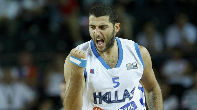 Řecký basketbalista Ioannis Bourousis se raduje z proměněného koše. Řecký basketbalista Ioannis Bourousis se raduje z proměněného koše.