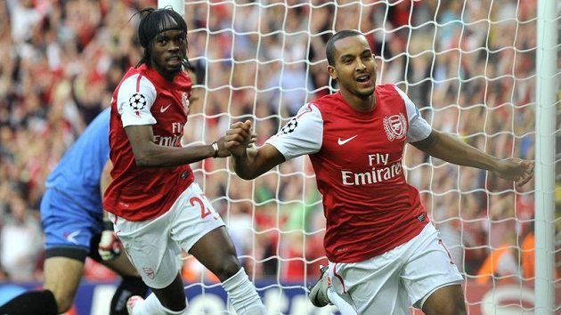 Fotbalista Arsenalu Theo Walcott (vpravu) slaví spolu se spoluhráčem Gervinhem gól do sítě Udine v play-off Ligy mistrů. Fotbalista Arsenalu Theo Walcott (vpravu) slaví spolu se spoluhráčem Gervinhem gól do sítě Udine v play-off Ligy mistrů.
