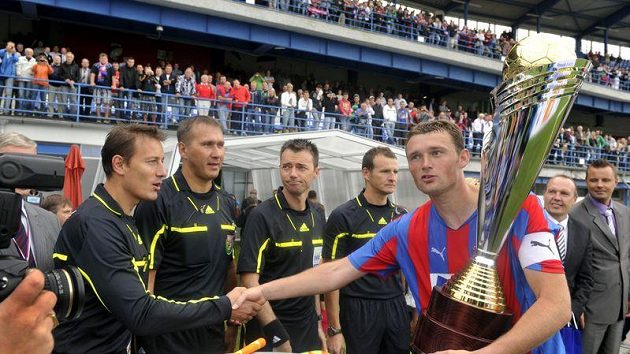 František Ševínský ve chvíli, kdy prožíval s Plzní rovněž úspěch a vyhrál Superpohár. František Ševínský ve chvíli, kdy prožíval s Plzní rovněž úspěch a vyhrál Superpohár.