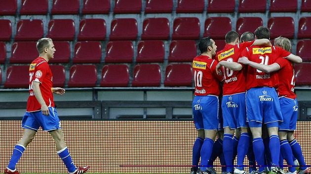 Požadavkům unie vyhovuje pouze hlavní tribuna. Požadavkům unie vyhovuje pouze hlavní tribuna.