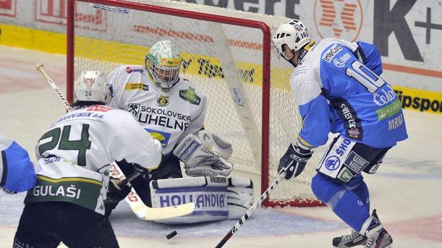 Plzeňský Pavel Mrňa (vpravo) se snaží překonat karlovarského brankáře Lukáše Mensatora. Plzeňský Pavel Mrňa (vpravo) se snaží překonat karlovarského brankáře Lukáše Mensatora.