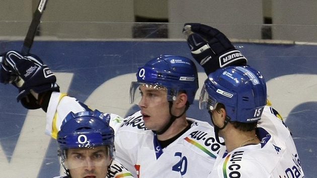 Hokejisté Vítkovic Viktor Ujčík (vlevo), Radim Hruška (uprostřed) a Petr Kuboš se radují z gólu. Hokejisté Vítkovic Viktor Ujčík (vlevo), Radim Hruška (uprostřed) a Petr Kuboš se radují z gólu.