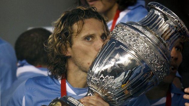 Uruguayský hrdina finále Diego Forlán se mazlí s pohárem pro mistry Jižní Ameriky. Uruguayský hrdina finále Diego Forlán se mazlí s pohárem pro mistry Jižní Ameriky.