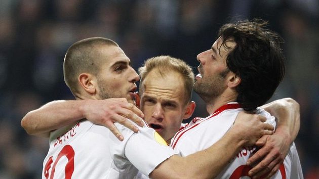 David Jarolím (uprostřed) bude mít se spoluhráči z Hamburku Ruudem van Nistelrooijem (vpravo) a Mladenem Petričem nového trenéra. David Jarolím (uprostřed) bude mít se spoluhráči z Hamburku Ruudem van Nistelrooijem (vpravo) a Mladenem Petričem nového trenéra.