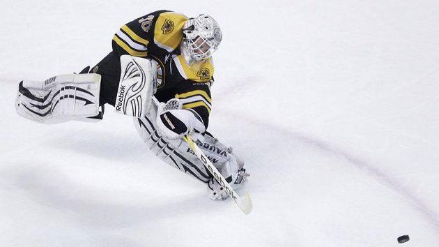Gólman Bostonu Tim Thomas odehrává krkolomným způsobem puk v duelu s Tampou Bay. Gólman Bostonu Tim Thomas odehrává krkolomným způsobem puk v duelu s Tampou Bay.