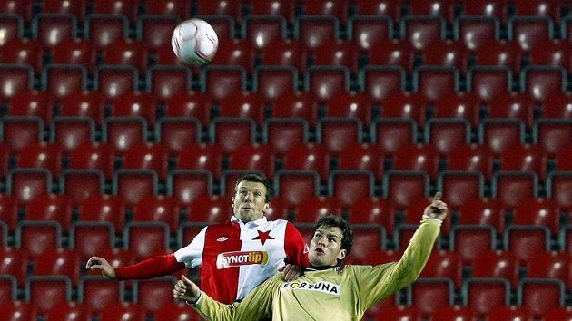 Další ze vzdušných soubojů o míč v utkání Slavie s Brnem. tentokrát jej podstoupl slávista Vomáčka a brněnský Valenta. Další ze vzdušných soubojů o míč v utkání Slavie s Brnem. tentokrát jej podstoupl slávista Vomáčka a brněnský Valenta.