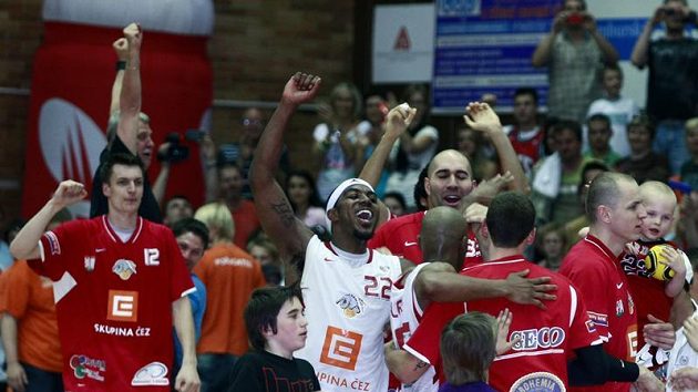 Radost basketbalistů Nymburka Radost basketbalistů Nymburka